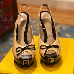 Raffia Fendinista Pumps